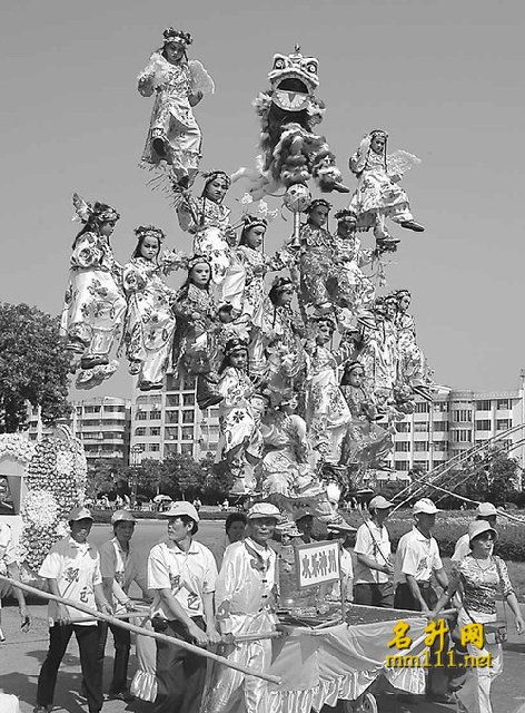 文艺硕果累累展风采，文化交融熠熠续华章